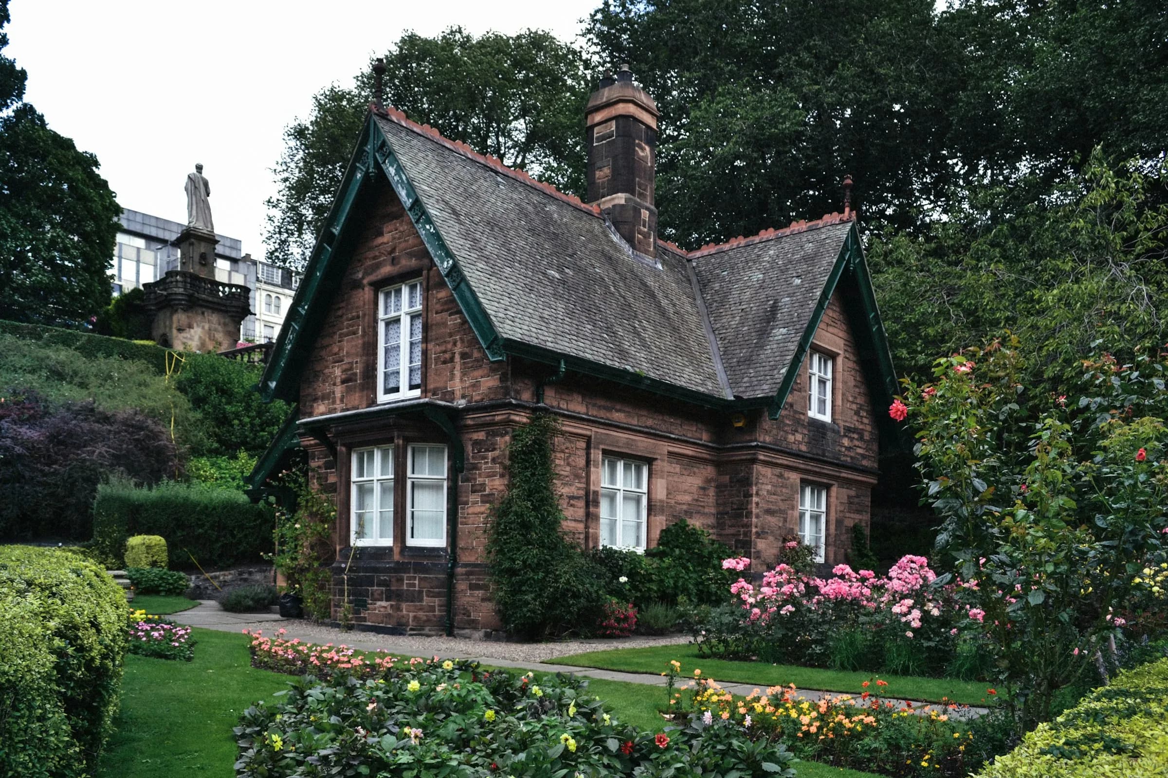 Stone cottage and garden in Edinburgh